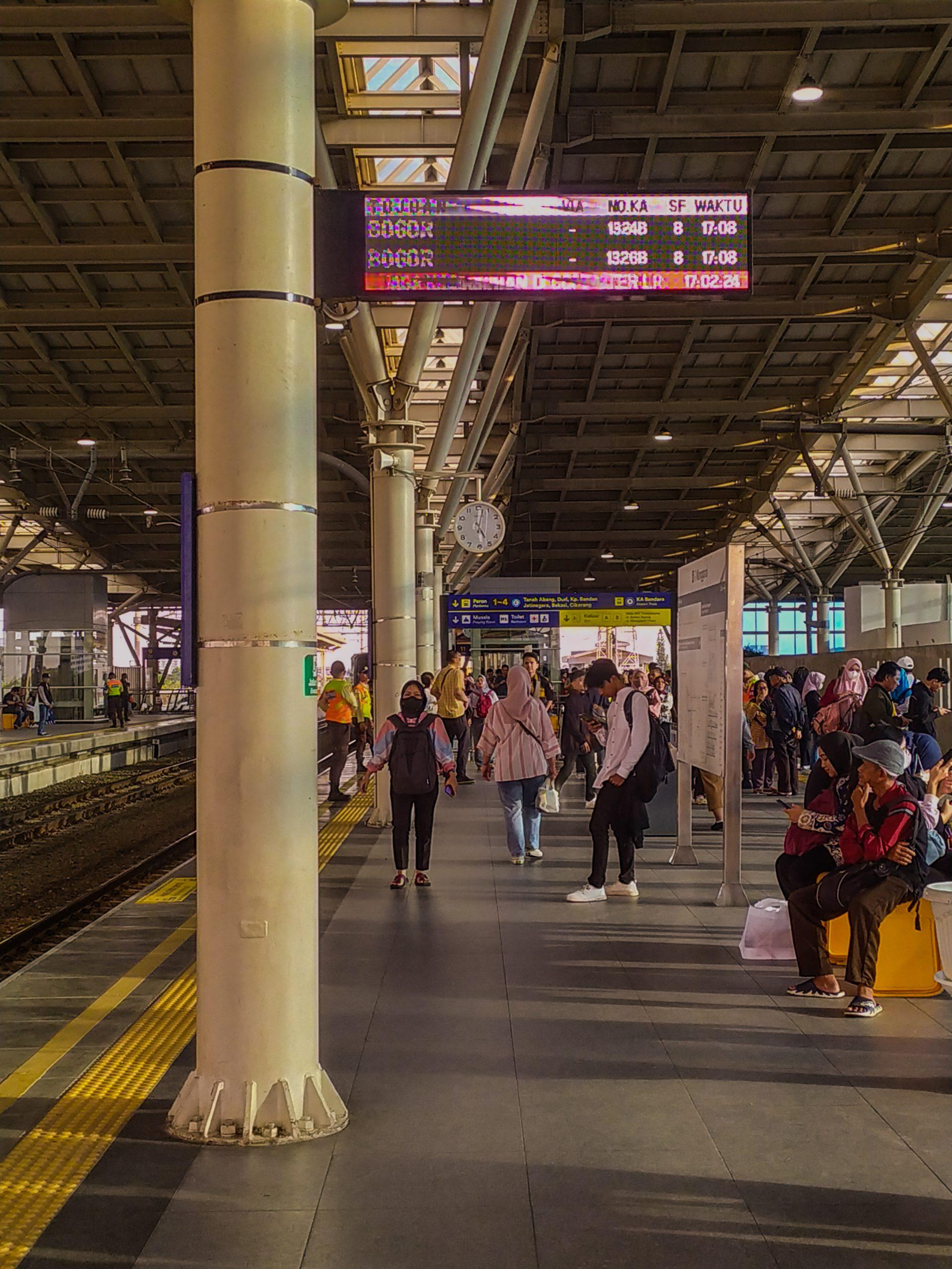 Suasana di Stasiun Kereta