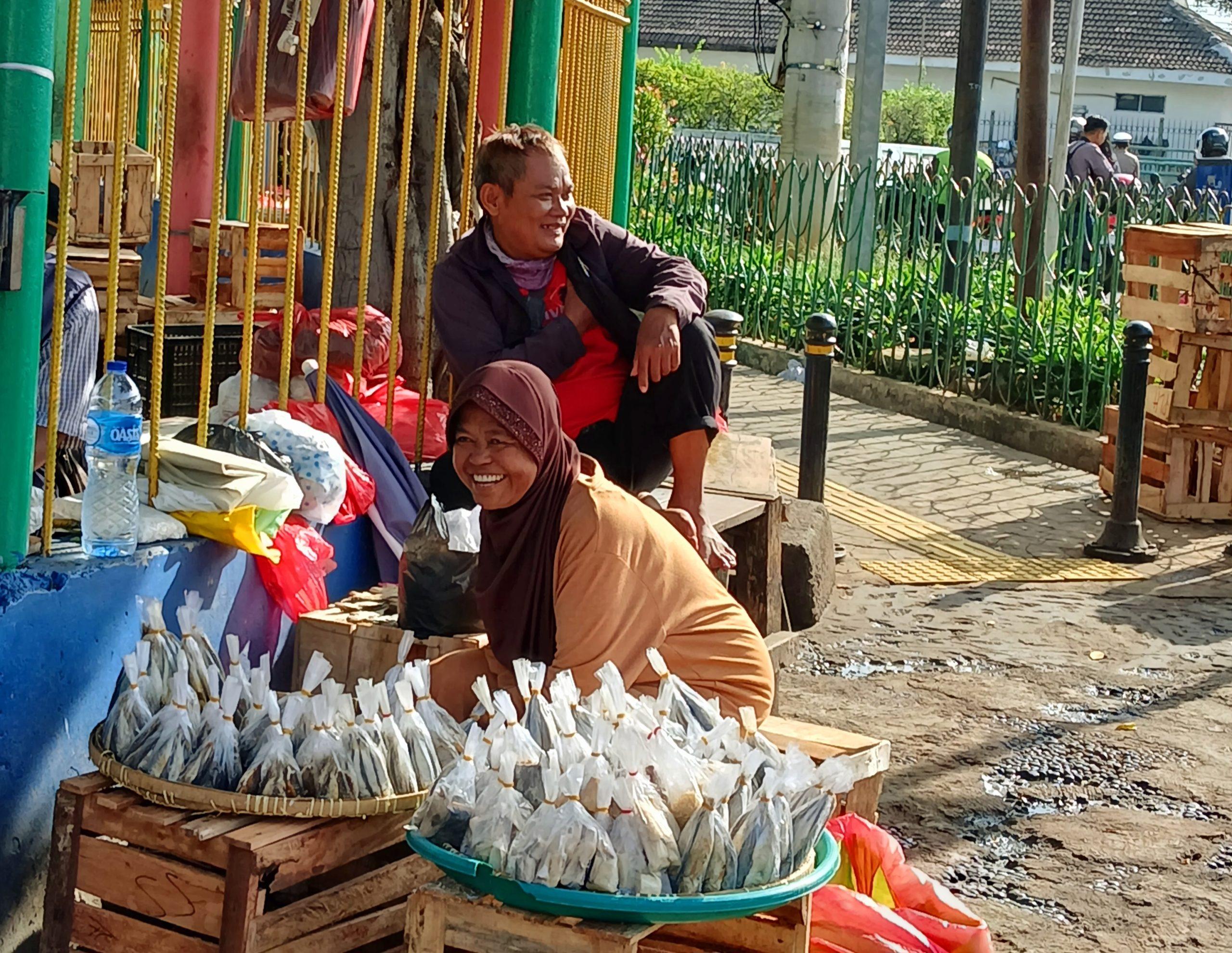 “TROTOAR PASAR MINGGU: BERBAGI RUANG, BERBAGI KEHIDUPAN”